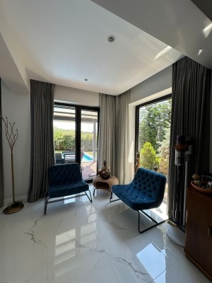 RİVA' DA SİTE İÇİNDE SATILIK YENİLENMİŞ VİLLA