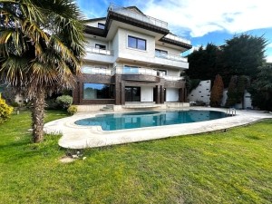 Acarkent 'te Beykoz Konakları Manzaralı Asansörlü Çelik Çatılı Br Villa