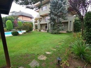 Acarkent’te merkezi konumda düz girişli satılık villa