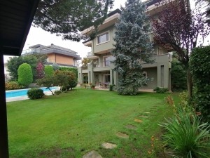 Acarkent’te merkezi konumda düz girişli satılık villa