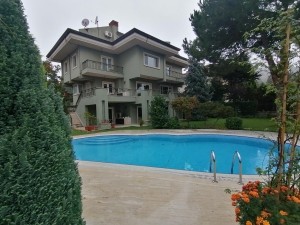 Acarkent’te merkezi konumda düz girişli satılık villa