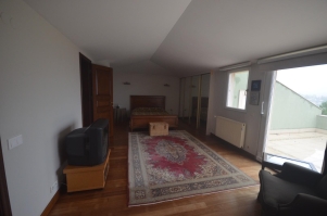 Acarkent’te merkezi konumda düz girişli satılık villa