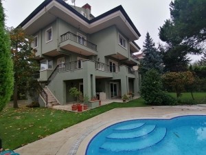Acarkent’te merkezi konumda düz girişli satılık villa