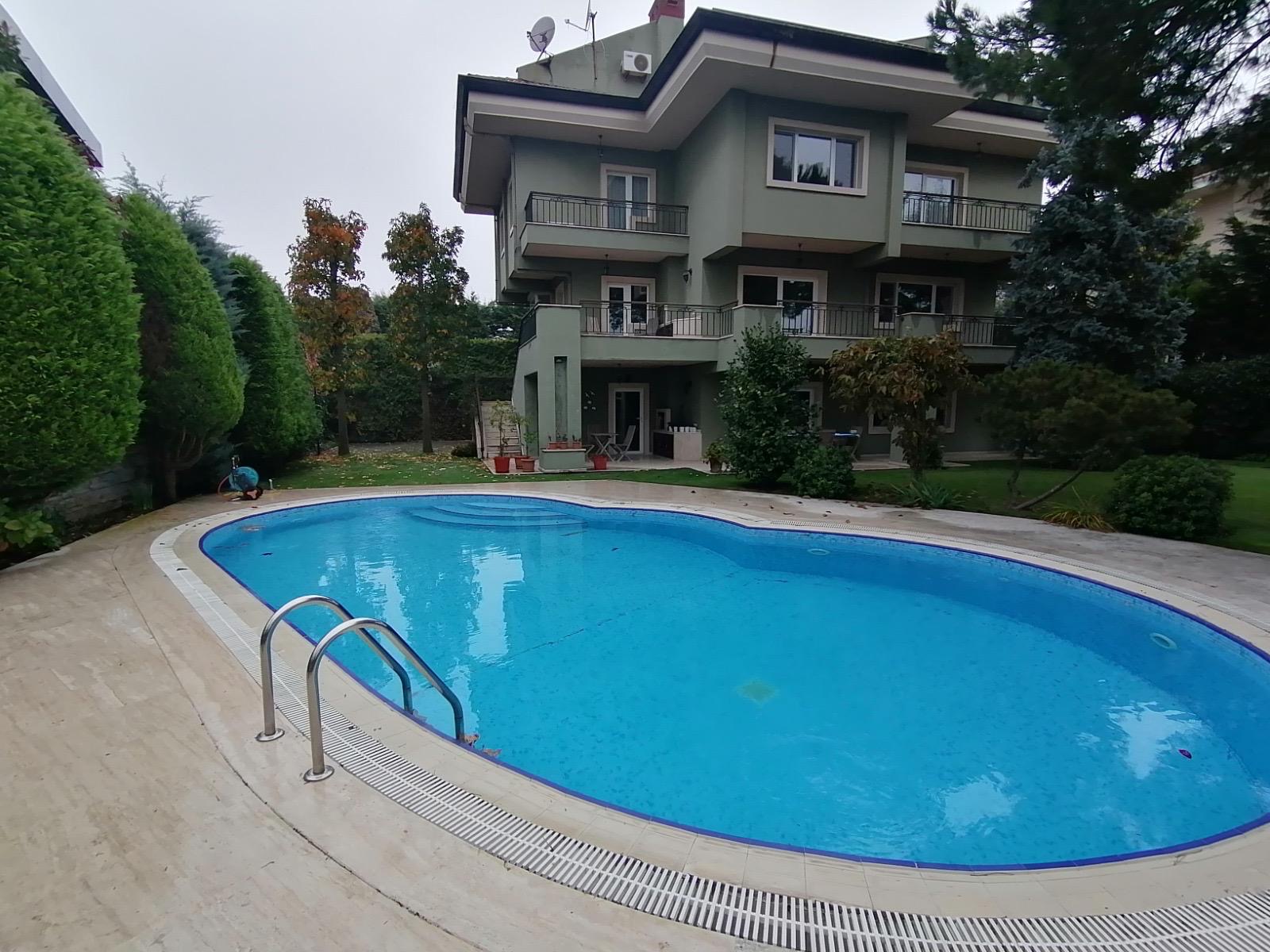 Acarkent’te merkezi konumda düz girişli satılık villa