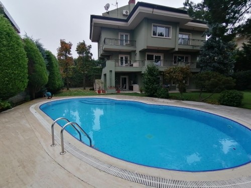 Acarkent’te merkezi konumda düz girişli satılık villa