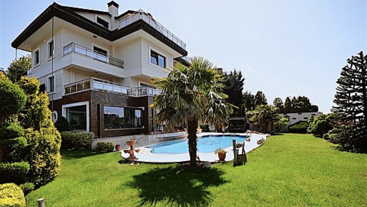 Acarkent 'te Beykoz Konakları Manzaralı Asansörlü Çelik Çatılı Br Villa
